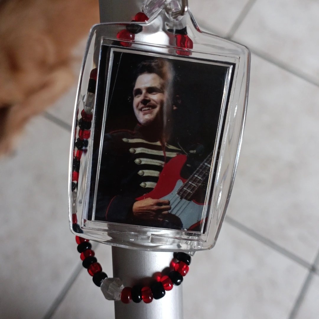 Minha mãe comprou uma bengala por causa da cirurgia e decorei com o Mikey