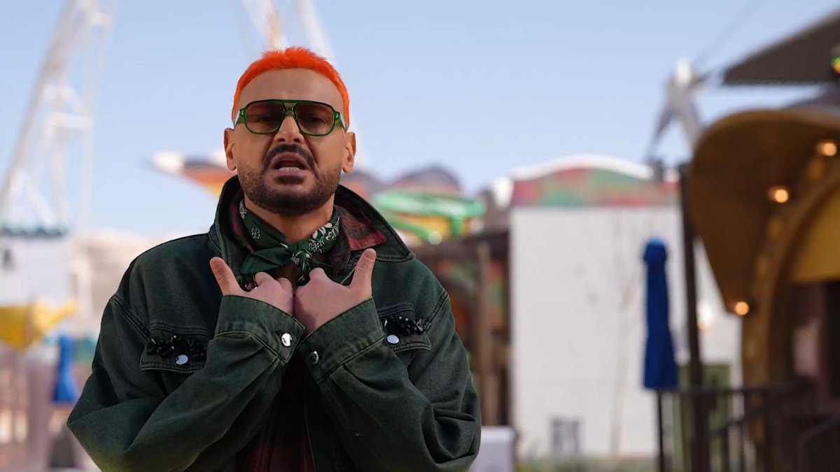 انهارده هاقولكم قواعد اختيار الضحايا في برنامجنا، نجوم ونجمات مشاهير، او وجوه جديده قمامير 😍، وفي نوع تالت من الضيوف  من عمايلهم بنفكر فيهم😈، المشكلة الوحيده اللي بتواجهني معاه السنادي ان الكنبه محتاجه وزن خفيف، وهو كرشه يا لطيف 😂😂
حمو بيكا في #رامز_ليفل_الوحش