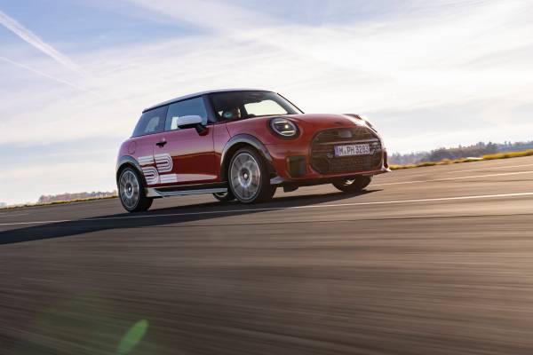 CLUBMINIMEX's tweet photo. MINI 1965 Victory Edition: Una leyenda del automovilismo deportivo traída a la actualidad.

**Un Tributo sobre Ruedas: la MINI 1965 Victory Edition revive la gloria de Monte Carlo**

La historia del automovilismo está llena de hazañas que trascendier

https://t.co/i8eLBfEdbi https://t.co/nESbi5wV5l