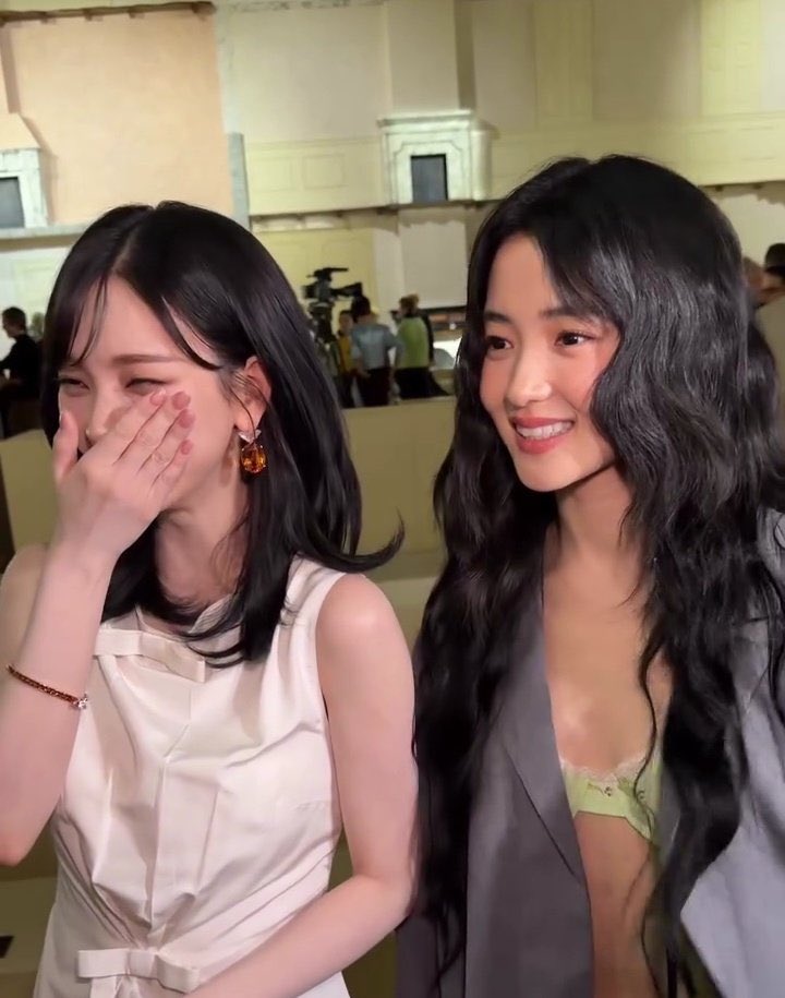 karina be like:
"yeri eonni im sorry. your role model, kim taeri, is with me now" 🤭