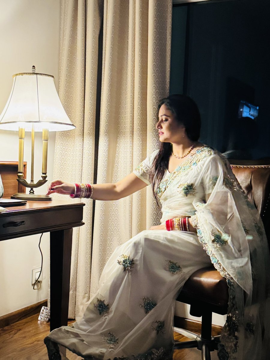 Harinakshii1's tweet photo. अंधेरे की क्या ओकात है 
बस देर दिया जलने की है 🪷

Flashback to 9july25
#harinakshii #harinakshiiharinakshii #motivationforlife #dailypost #sareelook https://t.co/qeBg8QP2UA