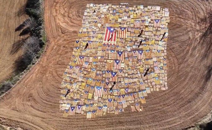 Mireiagalindo's tweet photo. Els espanyolaires són tan inútils que no van veri a vindre una evidència: què passaria amb la foto de les estelades que heven mangat.

Doncs el que ha passat és que s'ha feit viral, com si la foto l'hessen feit indepes, entre gent del món que dóna suport a la independència. 😁 https://t.co/jeGHJsCEYv