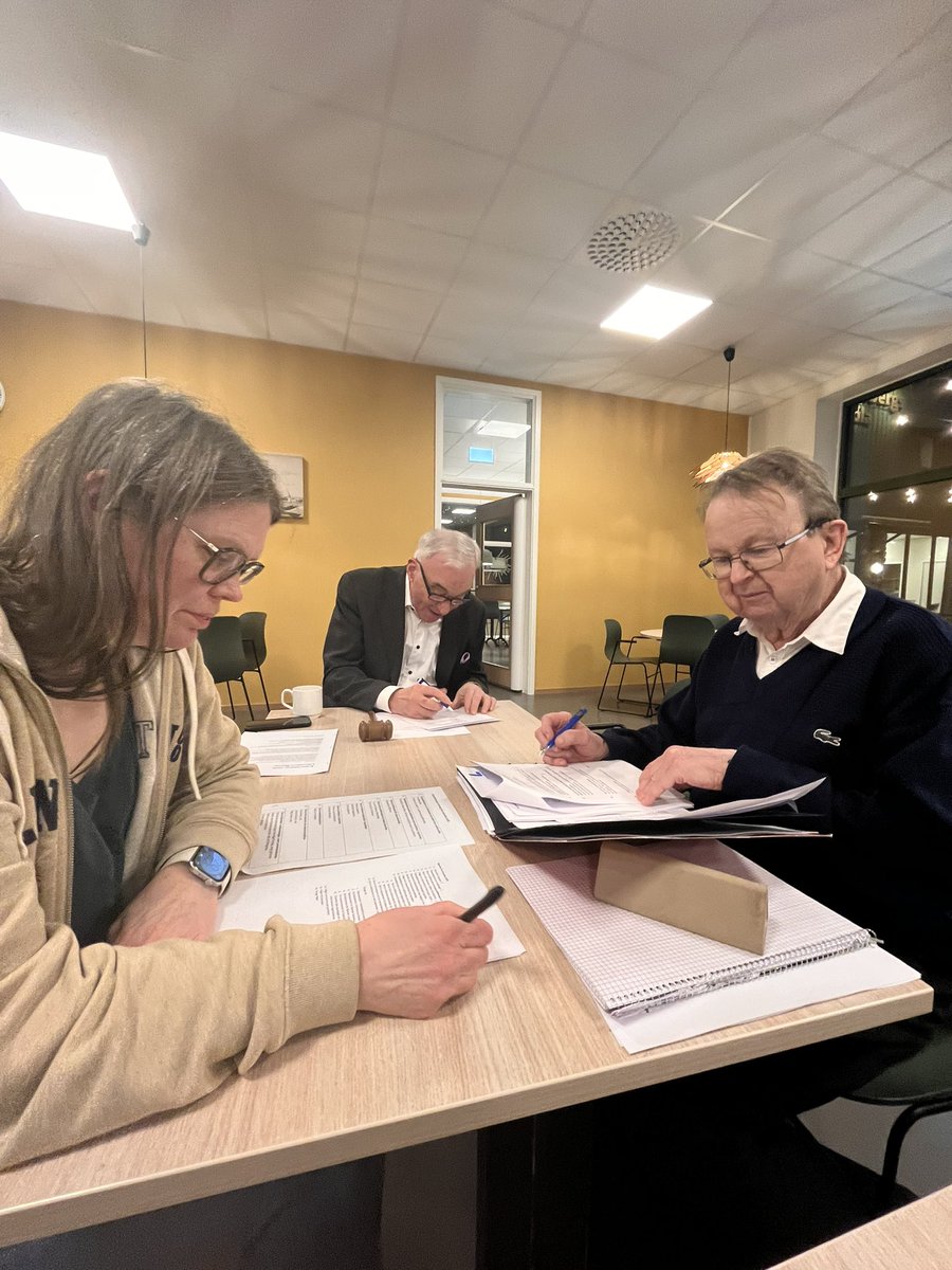 LibSkovde's tweet photo. Lars ”Lejonkungen”Lejonborg klubbar fram Jacqueline Tjällman som ny ordförande för Liberalerna Skövde på gårdagens styrelsemöte. Inte medlem än, välkommen att bli.
@liberalerna @val26 https://t.co/86iA9zsO6q
