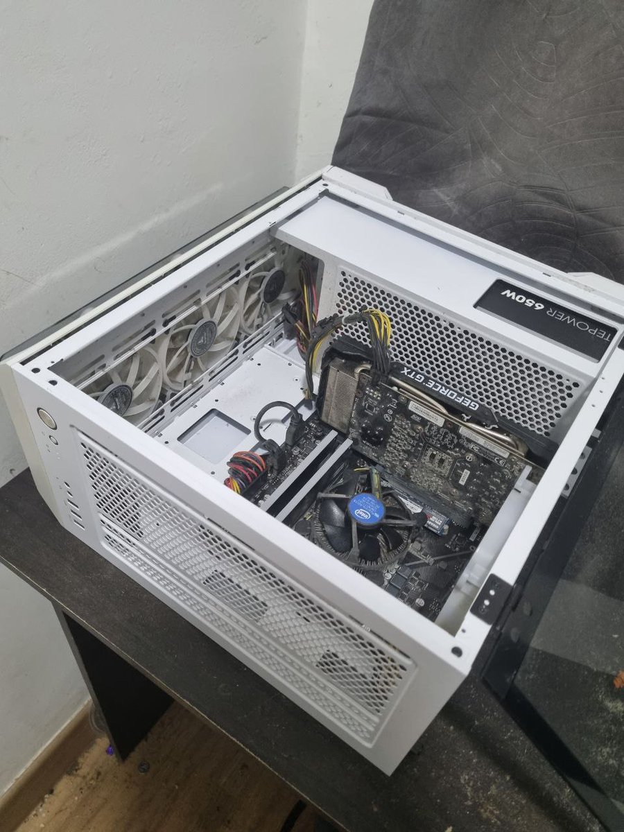 Hey guys, I’d like to apologise in advance. I may not be able to work on my comms for the next 4 days due to some complications while packing to move out. I won't be able to work until the 2nd of march, but rest assured once I've moved , I'll get right back on the queue.