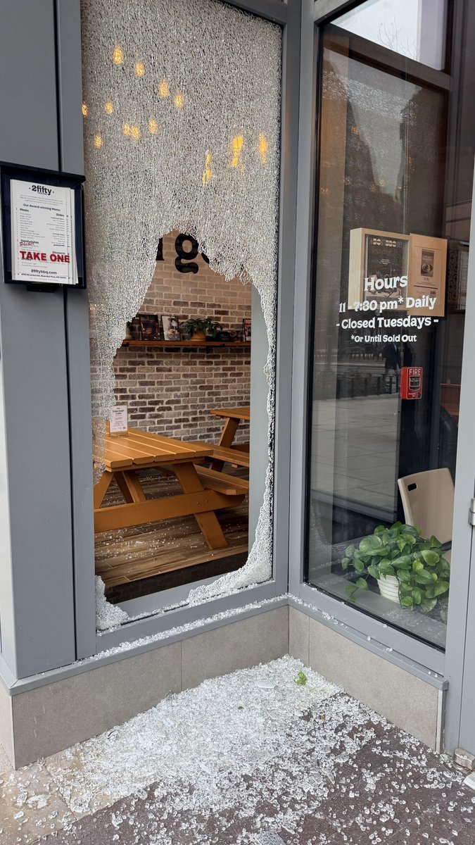 2fiftybbq's tweet photo. This sucks. Someone broke in last night at our DC location and stole valuables. Our team is safe and we’ll be open at 11am as usual at both locations!
At least they didn’t take the barbecue 🤠 https://t.co/HpeZEsmLiF
