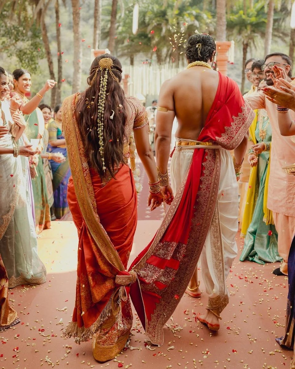 दुनिया भर के फैशन एक तरफ, और भारत की साड़ी व धोती-कुर्ता एक तरफ! 

एक हिंदू विवाह में जो गरिमा और सौंदर्य झलकता है, वह अद्वितीय है। हर धागा एक कहानी कहता है और हर रस्म एक आशीर्वाद है। 

जब हम अपनी परंपराओं को धारण करते हैं, तो हम और भी सशक्त और गौरवशाली महसूस करते हैं।

तकनीक