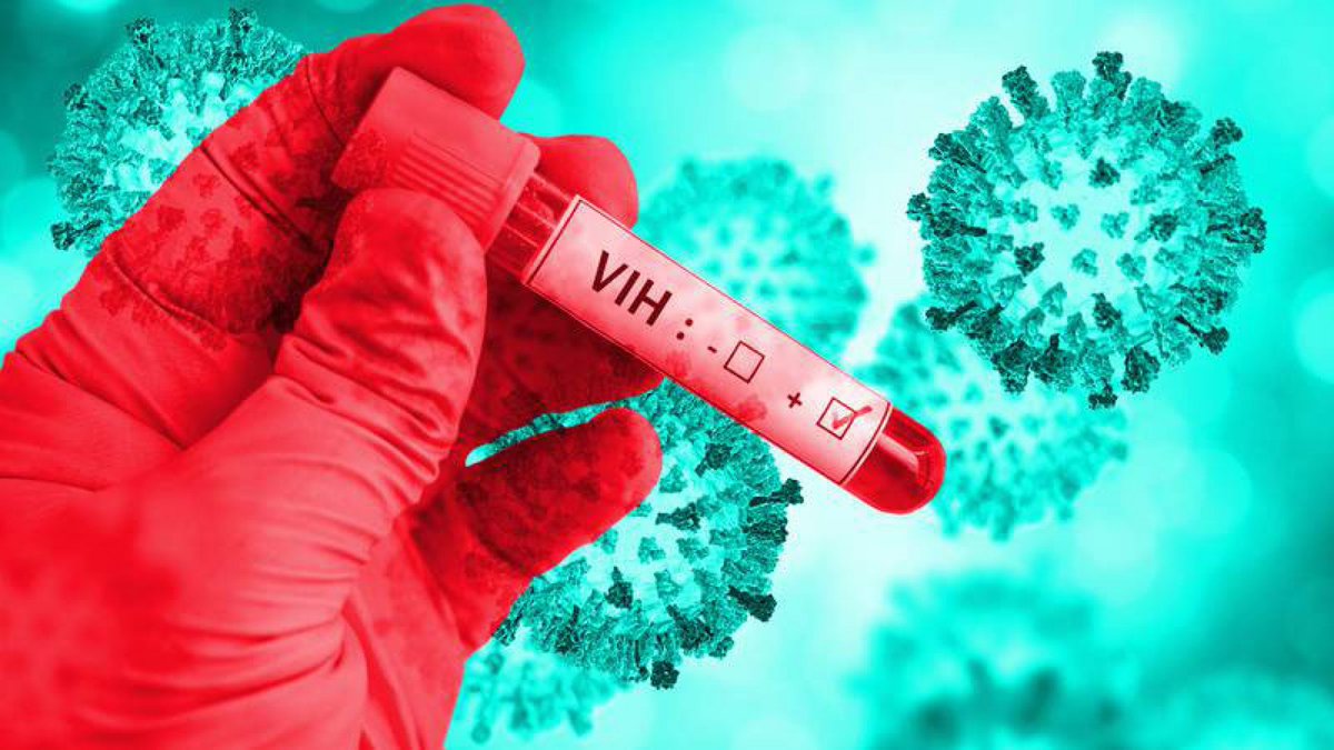 L_ThinkTank's tweet photo. [ 🇫🇷 FRANCE |🦠 VIH ]

🔸 Une Injection pour prévenir le virus du VIH arrive en France.

🔹 Un décret officiel publié au Journal Officiel permet la disponibilité en France d'Apretude (cabotégravir), un médicament injectable à effet prolongé pour prévenir le VIH, créé par ViiV Healthcare (filiale de GSK).

🔹 Destiné à la prévention avant exposition (PrEP) pour les adultes et adolescents à haut risque pesant au moins 35 kg, il s'injecte tous les deux mois, après deux doses initiales espacées d'un mois.

🔹 Les tarifs publics sont de 690,27 € TTC pour la boîte de 30 comprimés de 30 mg et 1 312,07 € TTC pour l'injection de 600 mg/3 ml. Il est remboursé à 100 % par la Sécurité sociale, car considéré comme indispensable et cher.

🔹 Attendue depuis presque deux ans, cette innovation est une alternative aux pilules quotidiennes comme le Truvada, rendant la prévention plus facile pour ceux qui en ont besoin.