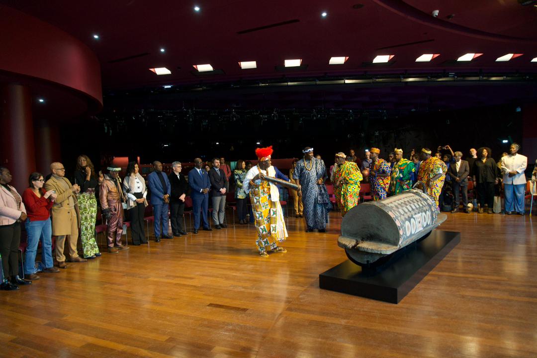 #Société | Restitution du Djidji Ayokwè : 110 ans après, le tambour-parleur ancestral du peuple Atchan bientôt de retour en Côte d'Ivoire

Abidjan, le 26 février 2026 – Après plus de 110 ans d'absence, le Djidji Ayokwè s'apprête à retrouver la terre de ses ancêtres. Ultime étape