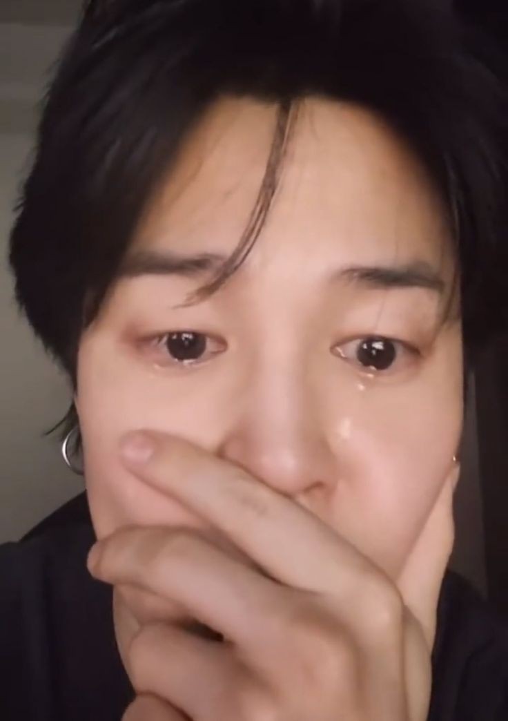 fleurilett's tweet photo. TF WHERE IS THE LIVE?? WHY I CAN'T FIND IT?? I MISSED THE LIVE!!! https://t.co/3oyFi0E67X
