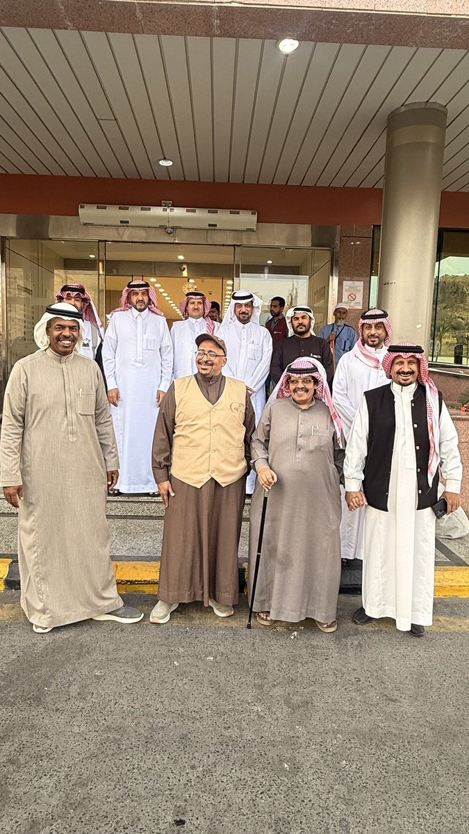 m_maladwani's tweet photo. قال رسول الله ﷺ:
“من عاد مريضًا، نادى منادٍ من السماء: طِبتَ، وطاب ممشاك، وتبوأتَ من الجنة منزلًا”.🌹

ضمن مبادرات مركز حي اليمانية والبلد الاجتماعية، واتباعًا لسنة المصطفى ﷺ واحتسابًا للأجر في هذا الشهر المبارك، نفّذ المركز زيارة لعدد من المرضى المنومين في مستشفى #الملك_فيصل، حيث جرى تهنئتهم بالشهر الكريم، والدعاء لهم بالشفاء العاجل، وتقديم الهدايا الرمزية؛ إدخالًا للسرور على قلوبهم، ومواساة لهم في مرضهم.🌷🌹🤍🤍

وقد قام بهذه المبادرة رئيس المركز سعادة /#اللواء_هاني_الزرقي، ومدير المركز الأستاذ #عدنان_حدايدي، بمشاركة عددٍ من أعضاء المركز المتميزين، وكوكبة من الإعلاميين، في صورةٍ مشرّفة تعكس روح التكافل والتراحم، وتجسّد القيم الإسلامية النبيلة في خدمة المجتمع.

نسأل الله أن يجعل ذلك في موازين حسناتهم، وأن يلبس مرضانا ومرضى المسلمين ثوب الصحة والعافية.🌹🤍
@gov_taif 
@y_b_taif 
@AlAhyaaTAIF 
@AlAhyaaKSA 
@TaifHCluster 
شكرًا للاستاذ حازم الطلحي
صاحب العدسة الذهبية🤳