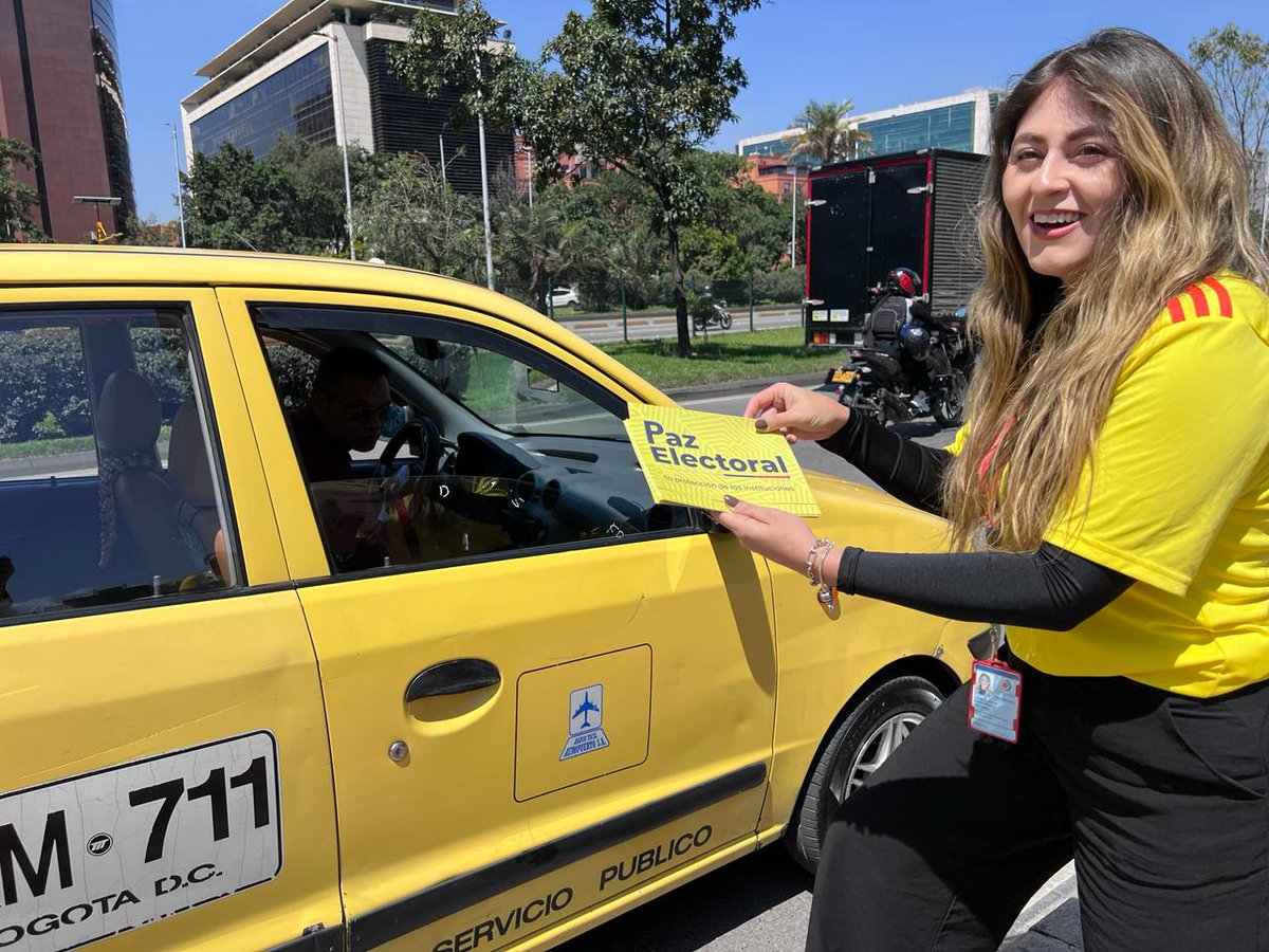 CGR_Colombia's tweet photo. 🇨🇴En la @CGR_Colombia  nos vestimos de amarillo  y nos sumamos a la activación nacional de #PazElectoral, junto a la @PGN_COL, la @Registraduria y la @personeriabta.

🟡El amarillo, símbolo de transparencia y compromiso democrático.

#ProtegiendoLoQueEsDeTodos https://t.co/h6MRpXRtTr