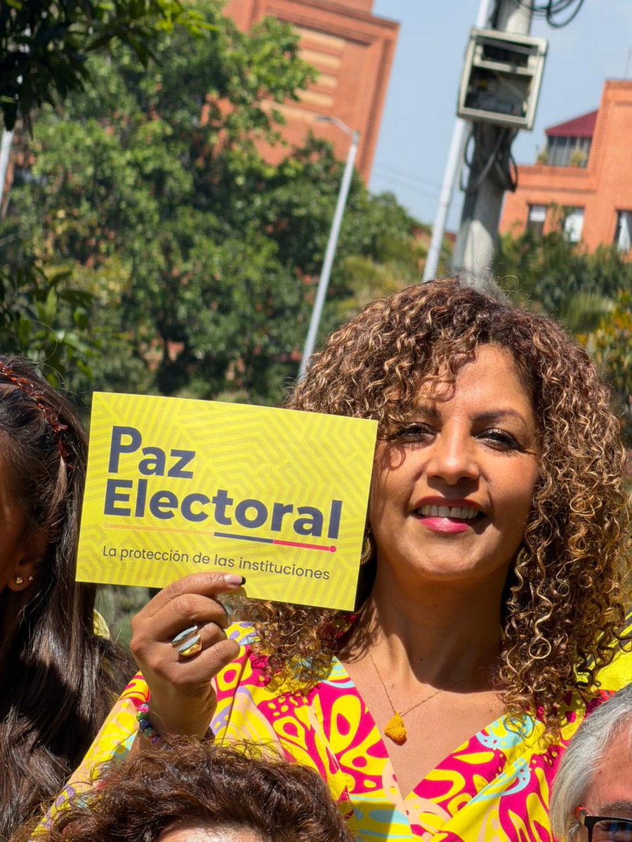 CGR_Colombia's tweet photo. 🇨🇴En la @CGR_Colombia  nos vestimos de amarillo  y nos sumamos a la activación nacional de #PazElectoral, junto a la @PGN_COL, la @Registraduria y la @personeriabta.

🟡El amarillo, símbolo de transparencia y compromiso democrático.

#ProtegiendoLoQueEsDeTodos https://t.co/h6MRpXRtTr