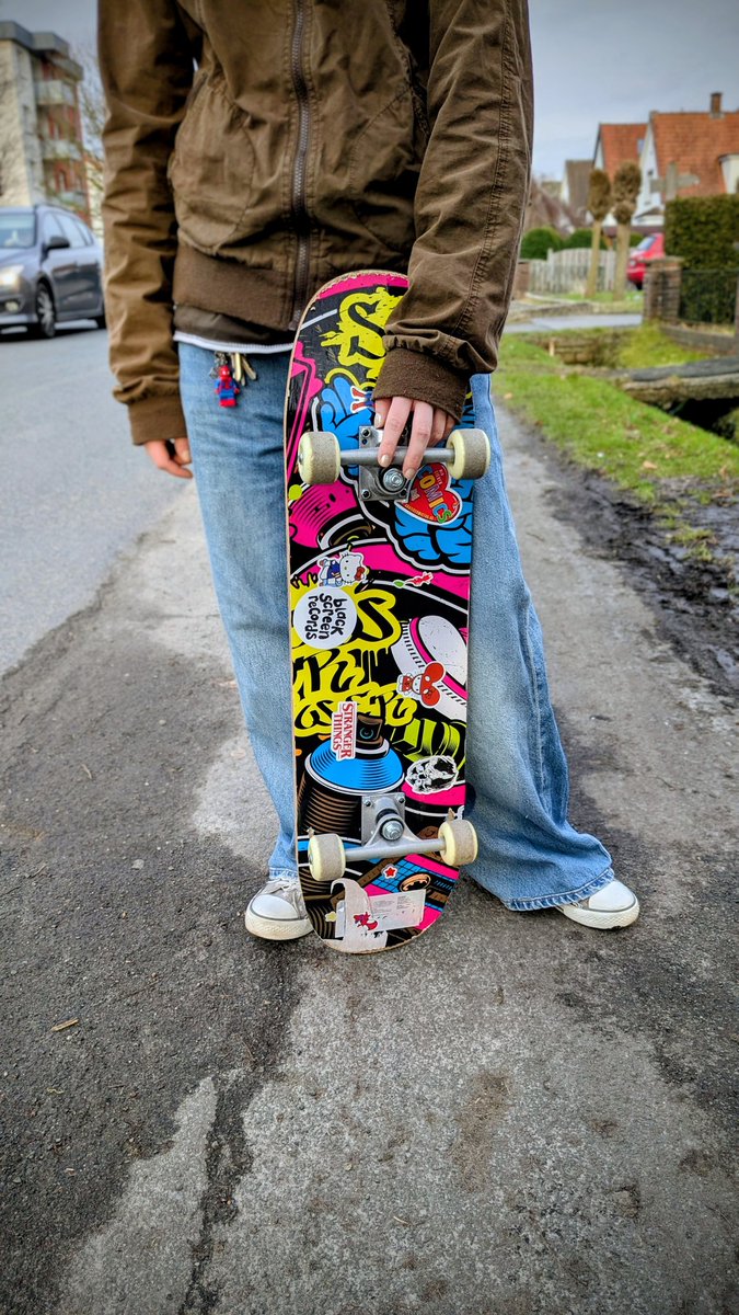 TommessThomas's tweet image. Bestes Wetter &amp;amp; Spaziergang! ☀️ Die Große feilt an ihren Skate-Skills. Läuft! 🛹💨 
#Sonne #Skateboarding #Family
