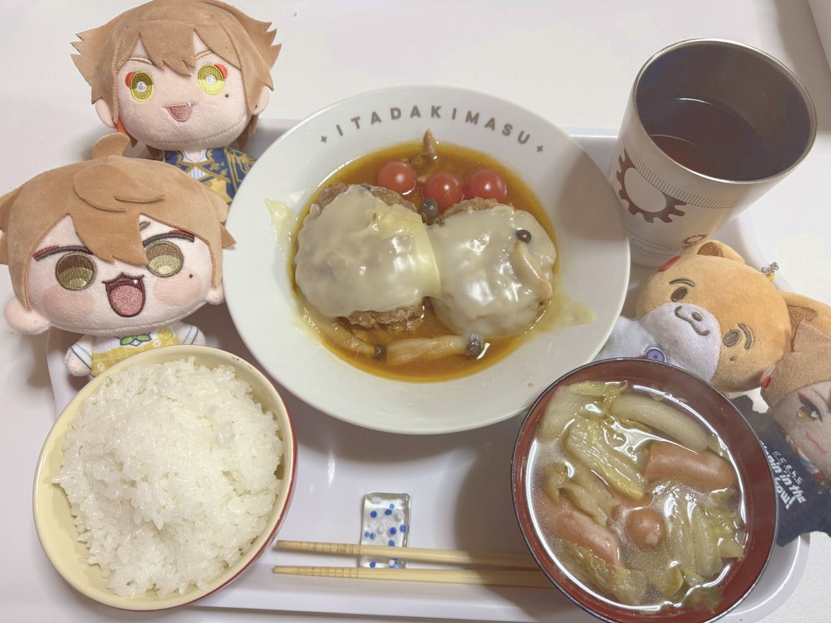 #ガク食オープンキャンパス
ガッくん・アクターの皆様おはようございます☀️
今回は「煮込みハンバーグ・コンソメスープ」で参加!!
贅沢にチーズ🧀をのせて豪華に✨
だがしかし…料理工程で最大のミスをかましたのであった…。そう…パン粉を入れ忘れたのだ。けど崩れなくてよかった～～～！