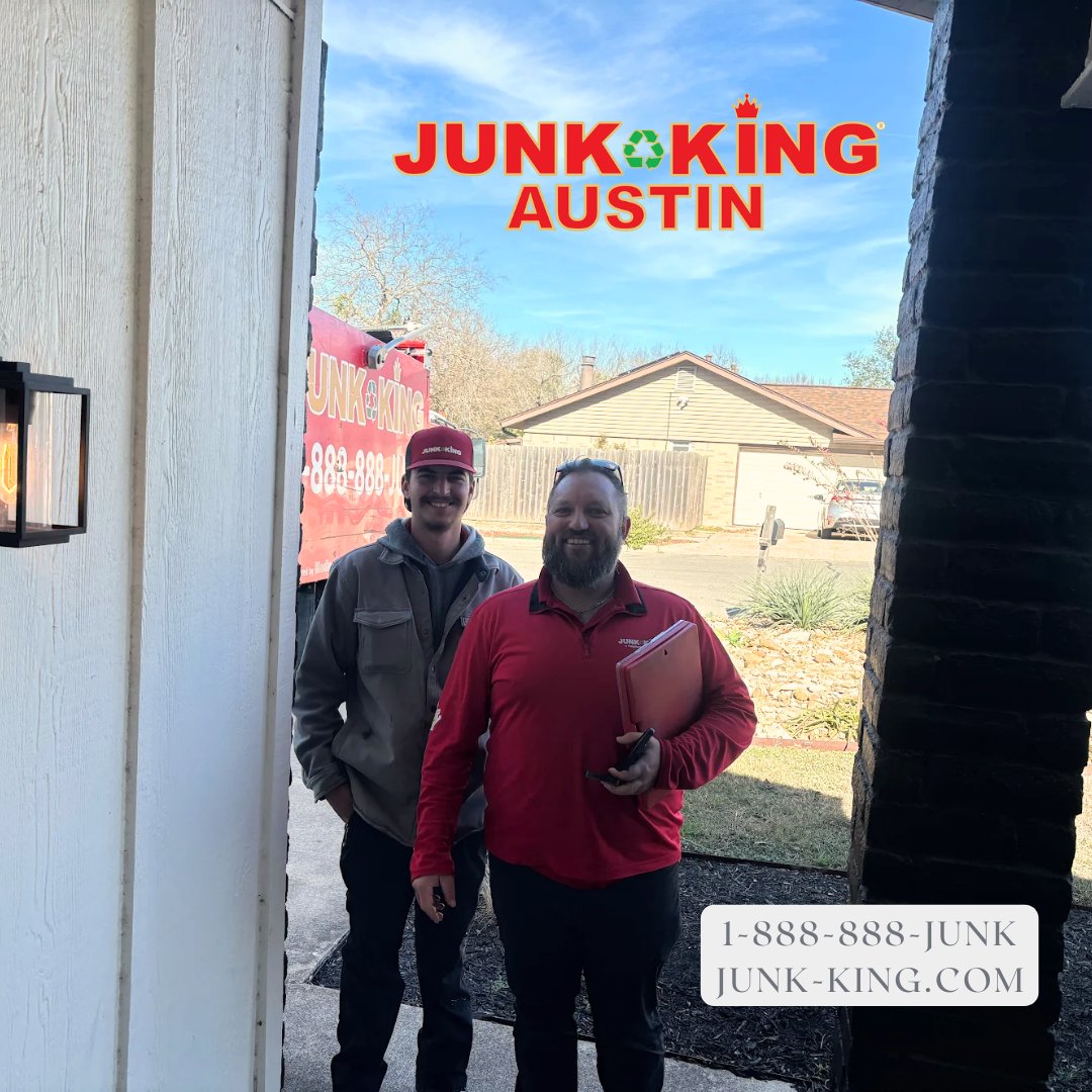 AustinJunkKing's tweet photo. Junk King, Austin arrives with a friendly smile and ready to help. Need quick, reliable service? We're here for you! 🚚😊 #AustinTx #CustomerFirst #Smile #JunkRemoval https://t.co/8xv3fMreha