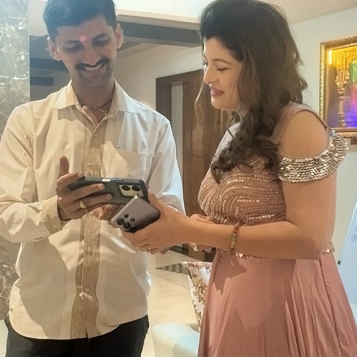niket_pavaskar's tweet photo. राष्ट्रीय पुरस्कार विजेती गायिका @SavneeRavindra यांची भेट! 🎶
आमच्या संग्रहातील त्यांच्या आई-बाबांच्या (डॉ. रवींद्र व वंदना गांगुर्डे) हस्ताक्षरातील जुनी पत्रे पाहून त्या भावूक झाल्या. त्यांनी पत्रात लिहिलेले वाक्य आजही प्रेरणादायी आहे.
#SavneeRavindra #MarathiMusic #Handwritin https://t.co/aTwUizZFpC