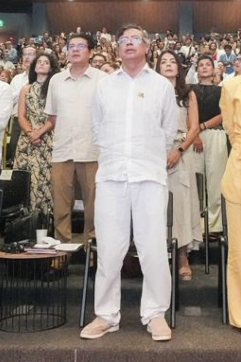 De <a href="/petrogustavo/">Gustavo Petro</a> me desagrada todo, su pasado y su presente, como decía Piedad, es “un mal ser humano” él dice que se siente muy orgulloso de ser un “guiso” y nos lo recuerda permanentemente con su pinta “caribeña” de quinta.
Menos mal le queda poco tiempo…
Qué asco