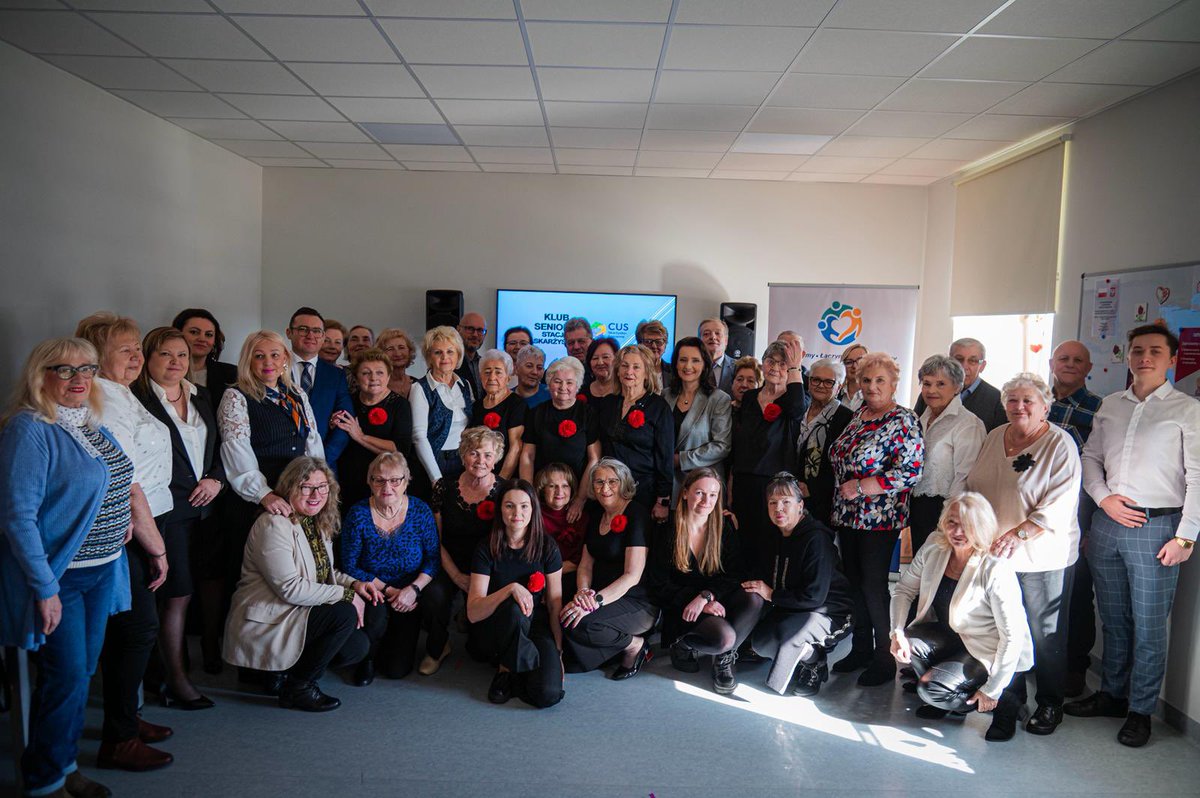 OklaDrewnowicz's tweet photo. 📣 Stacja Skarżysko - to nie kolejny przystanek na linii kolejowej, a Klub Seniora na dworcu kolejowym!

📌 W województwie świętokrzyskim osoby starsze stanowią 29,8% mieszkańców - to najwyższy odsetek w skali całego kraju. Szczególną uwagę zwraca powiat skarżyski, gdzie osoby w wieku powyżej 60 r.ż. stanowią najwięcej, bo aż 34,1% populacji.

Dlatego dzisiejsze otwarcie nowego Klubu Seniora w Skarżysku-Kamiennej jest wręcz na wagę złota. Ponadto powstał on w miejscu bardzo symbolicznym dla tego miasta kolejarzy nad Kamienną, bo w budynku dworca PKP.

🤝 Został utworzony ze środków rządowych i samorządowych.
Tego typu miejsca to przyszłość polityki senioralnej na poziomie lokalnym. Gratuluje władzom samorządowym tej inicjatywy i realizacji i bardzo dziękujemy za ciepłe przyjęcie. ❤️

🤝 @SwietokrzyskiW @SeniorzyKPRM