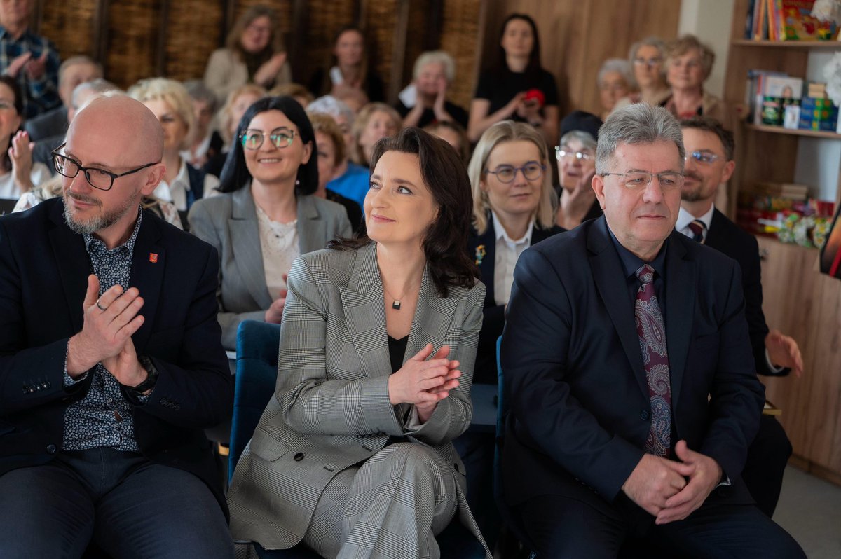 OklaDrewnowicz's tweet photo. 📣 Stacja Skarżysko - to nie kolejny przystanek na linii kolejowej, a Klub Seniora na dworcu kolejowym!

📌 W województwie świętokrzyskim osoby starsze stanowią 29,8% mieszkańców - to najwyższy odsetek w skali całego kraju. Szczególną uwagę zwraca powiat skarżyski, gdzie osoby w wieku powyżej 60 r.ż. stanowią najwięcej, bo aż 34,1% populacji.

Dlatego dzisiejsze otwarcie nowego Klubu Seniora w Skarżysku-Kamiennej jest wręcz na wagę złota. Ponadto powstał on w miejscu bardzo symbolicznym dla tego miasta kolejarzy nad Kamienną, bo w budynku dworca PKP.

🤝 Został utworzony ze środków rządowych i samorządowych.
Tego typu miejsca to przyszłość polityki senioralnej na poziomie lokalnym. Gratuluje władzom samorządowym tej inicjatywy i realizacji i bardzo dziękujemy za ciepłe przyjęcie. ❤️

🤝 @SwietokrzyskiW @SeniorzyKPRM