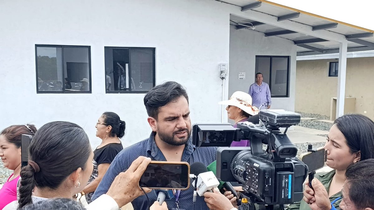 MIT_Ecuador's tweet photo. #ElOro | El presidente @DanielNoboaOk y el ministro @RobertoLuqueN hacen realidad el sueño de 50 familias, con la entrega de viviendas 100 % subsidiadas por el Estado, así lo informó el subsecretario zonal 7, Edwin Duque, en @diariocorreoec  y Opinión.

#NuevoEcuador https://t.co/JKPOCNn2sK