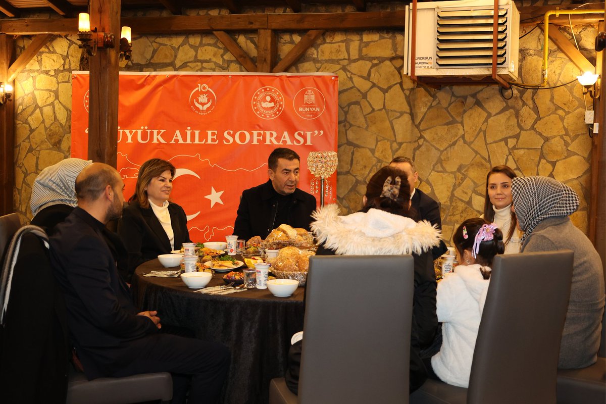 MHPSelahattinM's tweet photo. İlçe Kaymakamımız Sayın Yücel Erdem, kıymetli eşi, eşim Suna Metin, kurum müdürlerimiz ve mahalle muhtarlarımız ile birlikte Kaymakamlığımız tarafından düzenlenen iftar programına katılım sağladık.

Ramazan ayının manevi ikliminde aynı sofrada buluşarak birlik ve beraberliğimizi pekiştirdik. Bu anlamlı organizasyon için Kaymakamımıza teşekkür ediyor, tuttuğumuz oruçların kabul olmasını temenni ediyorum.