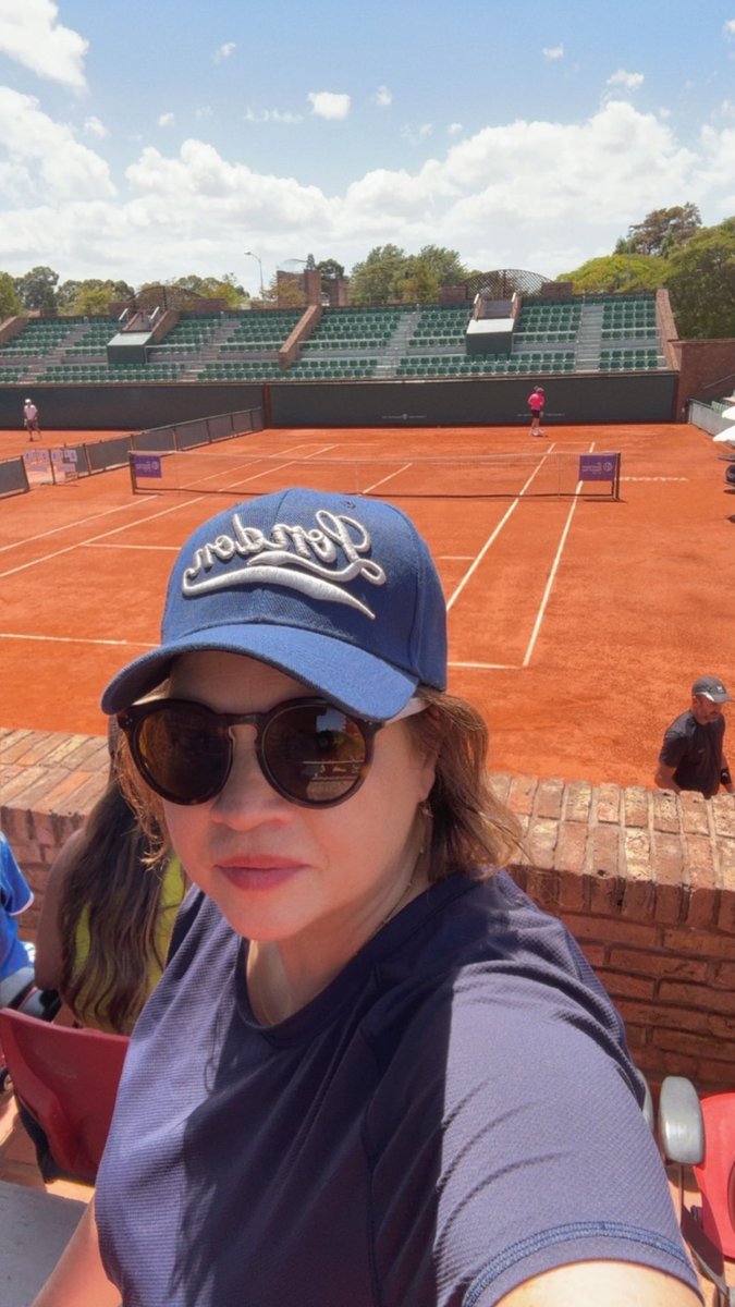 CaroRamonde's tweet photo. Diego Cerutti, #1 del mundo en su categoría +45 se ha tornado en este match en un rical muy desafiante para nuestro icónico Diego Forlán https://t.co/4Dfh2WkvKD