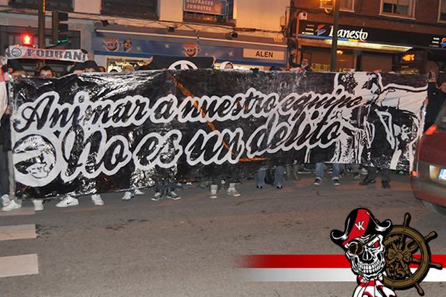 Hace trece años fueron detenidos trece rayistas por orden de nuestro querido presidente.

¿Banda criminal, coacciones, amenazas o daños? Nuestro mayor delito es seguir y luchar por nuestro equipo.

Trece años después…
BUKANEROS SIGUE EN PIE