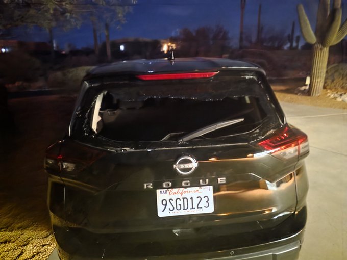Jose Sanders Journeys Vlogs - 1 pic. @lyft I was not involved in a accident the rear hatch windshield shattered and roadside lied and said I was in a accident https://t.co/4Wm90t2OAR