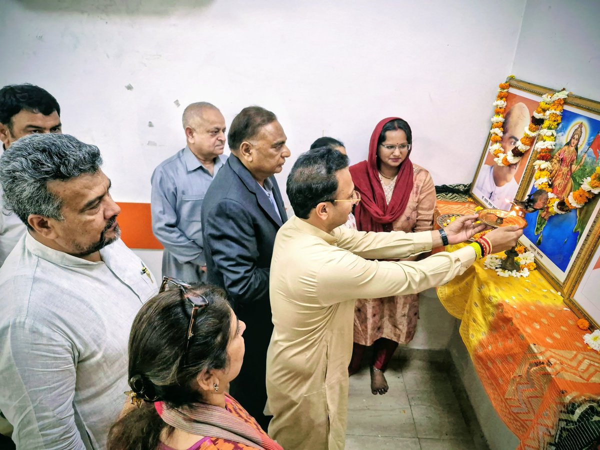 दिल्ली सरकार के 1 वर्ष पूरे होने पर CM श्रीमती <a href="/gupta_rekha/">Rekha Gupta</a> की जनसभा के सफल आयोजन के लिए दक्षिणी दिल्ली जिला में आयोजित बैठक को सांसद श्री <a href="/RamvirBidhuri/">Ramvir Singh Bidhuri</a> जी, प्रदेश महामंत्री श्री <a href="/visshnumittal/">Visshnu Mittal</a>  एवं MLA <a href="/BJPChandankr/">Chandan Kumar Choudhary</a> जी ने संबोधित किया। अध्यक्षता श्रीमती माया सिंह बिष्ट ने किया।