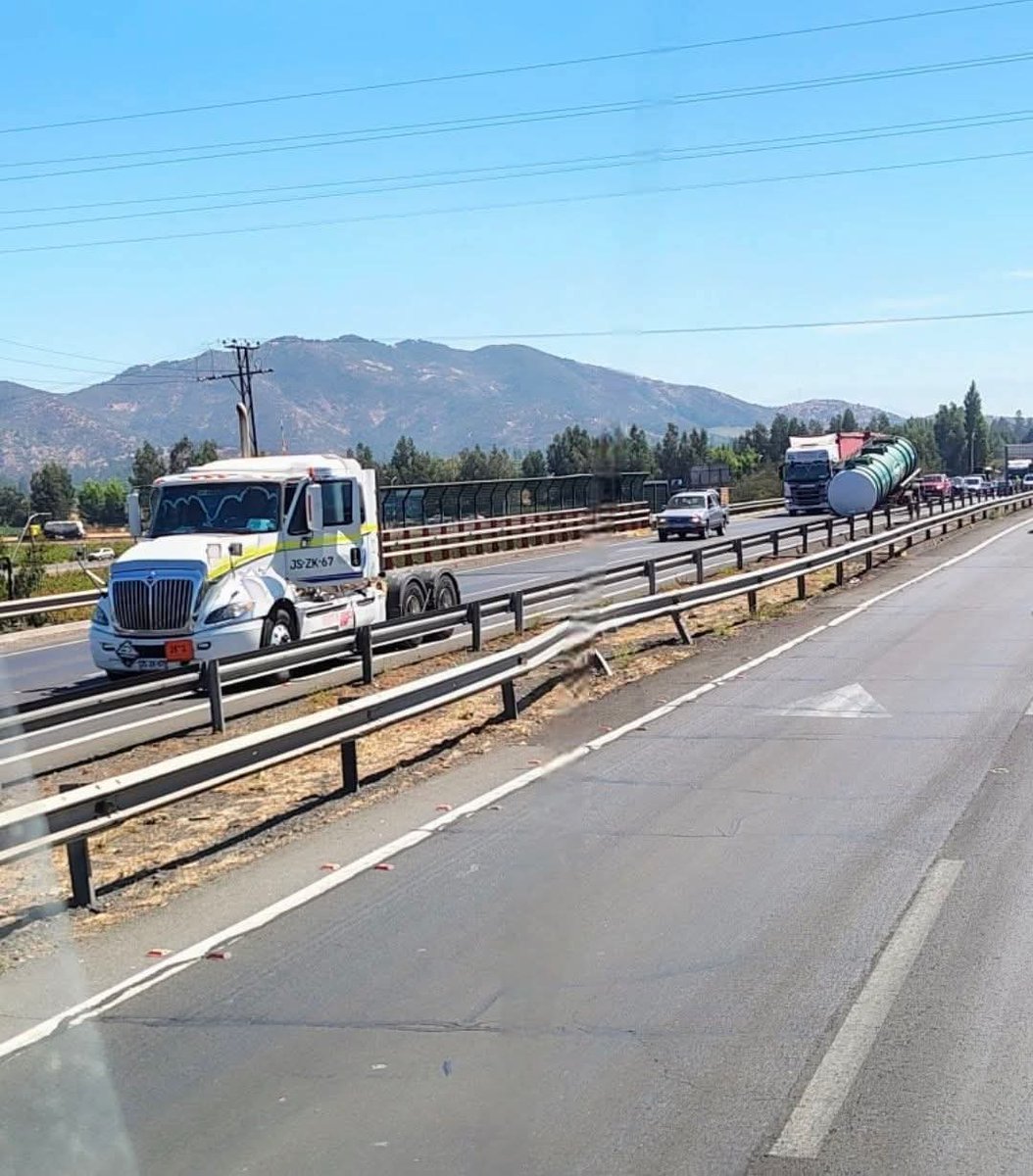 Victor_Curico's tweet image. #Precaución | Concurre personal de emergencia hasta la ruta 5 Sur pista Poniente sector Pelequen.

En el lugar se informa de que el camión pierde su rampla con ácido sulfúrico. Se procede a solicitar la especialidad hazmat del cuerpo de bomberos de #SanFernando quienes trabajaran