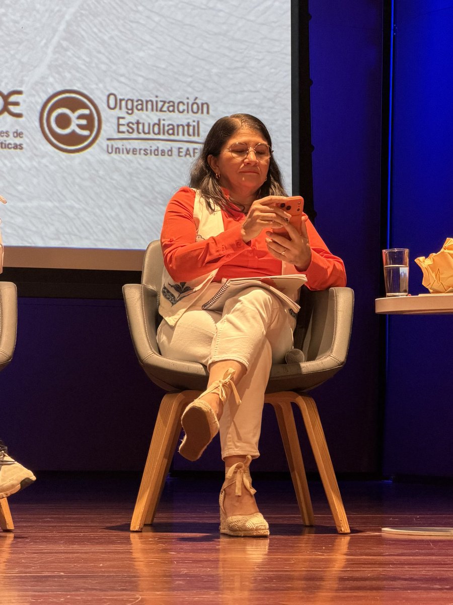 La foto de la infamia que nos impuso el nefasto acuerdo de La Habana sigue doliendo. Ver cómo desde la academia le dan micrófonos a la criminal proxeneta más sanguinaria de la historia del país. ¿Será que por lo menos los moderadores le preguntaron por los 18.677 víctimas, niños