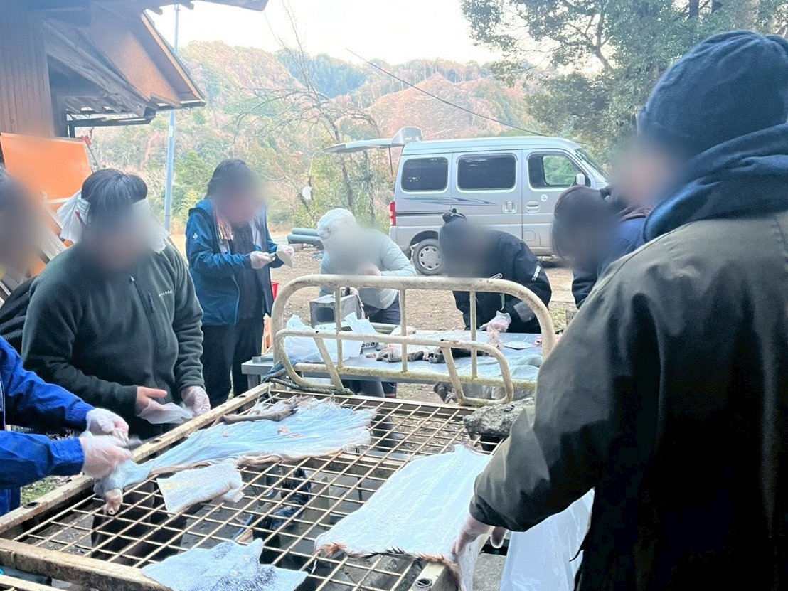wildUThunter's tweet photo. 1/25-26になめし会を行いました！
なめし会では除肉となめし液につける作業をしました！その後も皮をたたみ直したり、引っ張ったりと寒空の中凍えながら作業を進めていました。ちなみに米糠なめしの皮は太鼓にするようです🪘
#東大 #春から東大 #インカレ #サークル #なめし #狩人の会 https://t.co/6MVSuUbUNp