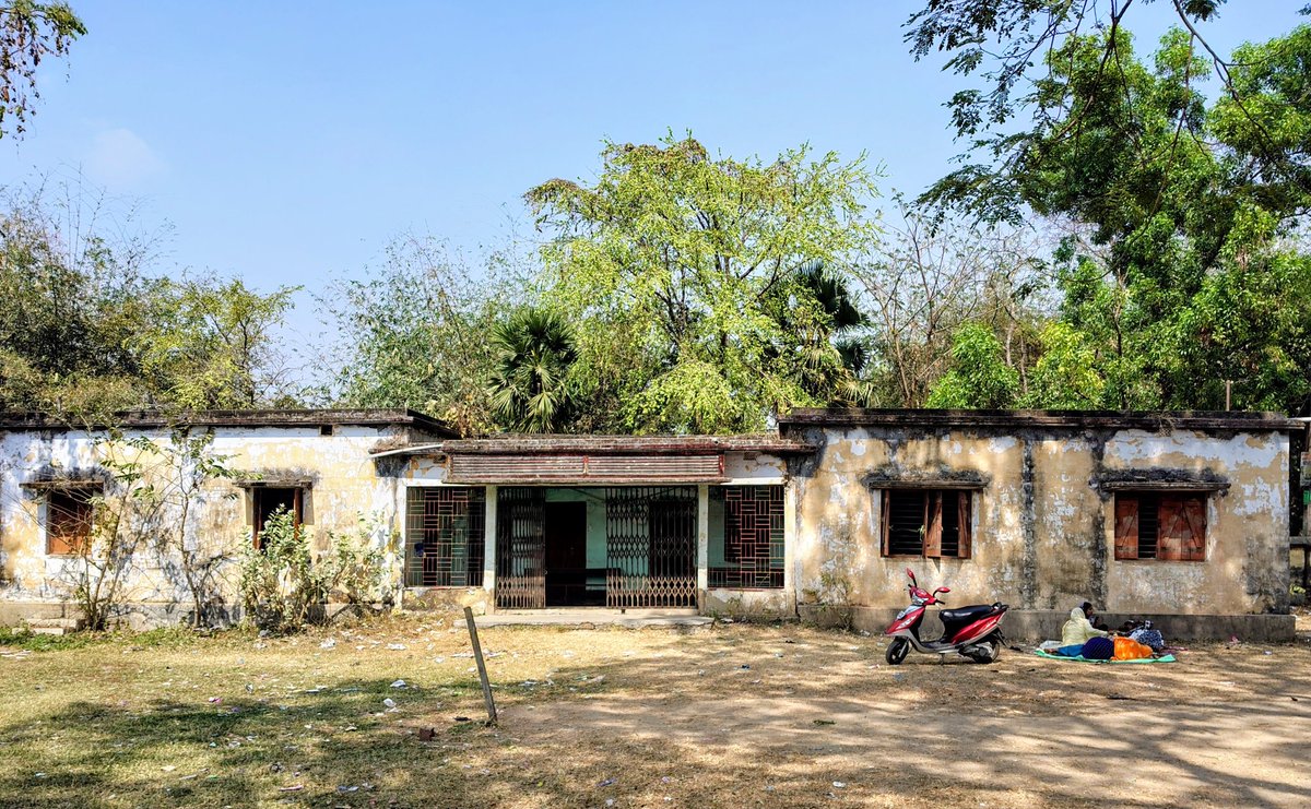 rrkumar1998's tweet photo. @rrkumar1998 Today visited Bargram Palli Seva Niketan Gouribala Smriti Rural Library, Bargram, Birbhum a beneficiary library of @RrrlfKolkata under library advocacy program & for ensuring quality library services. It holds 9216 Books. @DrAPSingh_BHU
#BooksforAll
#LibrariesforAll https://t.co/3nBzr1mq4e