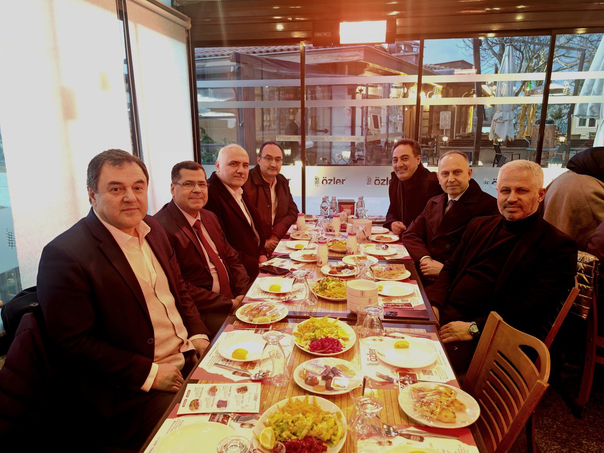 SuleymanAcar06's tweet photo. 1992 yılında aynı sıraları paylaştığımız, hayalleri ve umutları birlikte büyüttüğümüz 40 yıllık dostlarımızla iftar soframızda yeniden bir araya geldik.

Zaman geçiyor, yıllar akıp gidiyor ama gerçek dostluk ilk günkü sıcaklığını koruyor.

Rabbim muhabbetimizi daim, kardeşliğimizi kaim eylesin.

Nice Ramazanlarda aynı sofrada, aynı gönül ikliminde buluşmak duasıyla…