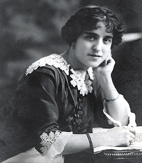 FranCenamor's tweet photo. #PoemaDelDía Hoy estamos leyendo
"Una mujer espera", de Clementina Arderiu (España, 1889-1976) https://t.co/NKtwToL0Z3
Poetisas españolas. Antología general (Ediciones @torremozas , Madrid, 1996, ed. de Luzmaría Jiménez Faro).
#poetry #poetando #Poesía #libros https://t.co/hyKu53c0Si