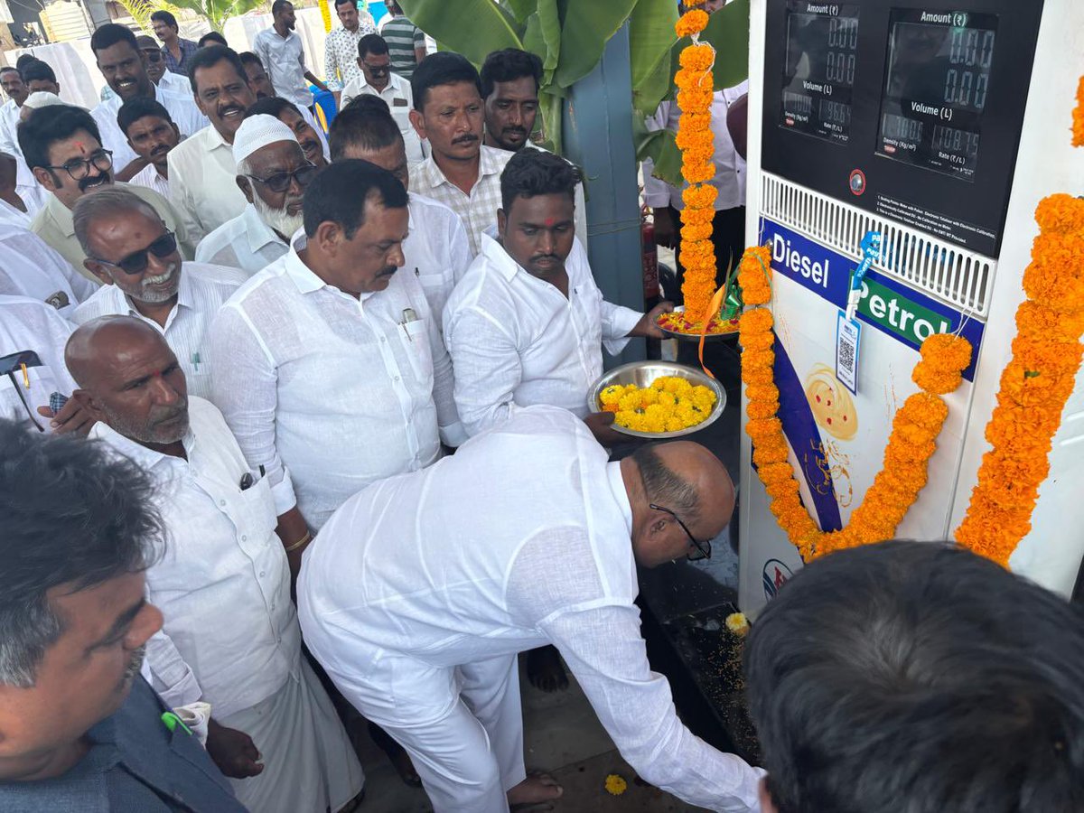 PuttaSudhakarY's tweet photo. కడప జిల్లా మైదుకూరు బద్వేల్ రోడ్డులో నూతన HPCL పెట్రోల్ బంక్ “ఏపీ వెంకటయ్య ఫిల్లింగ్ స్టేషన్”ను రిబ్బన్ కట్ చేసి ప్రారంభించాను. యజమానులు ఏపీ రవీంద్ర, ఏపీ సుమలత దంపతులకు అభినందనలు తెలుపుతూ వారి వ్యాపారం అభివృద్ధి చెందాలని ఆకాంక్షించాను

#PuttaSudhakarYadav #Maidukoor #Kadapa #HPCL https://t.co/pamQOUtJuH