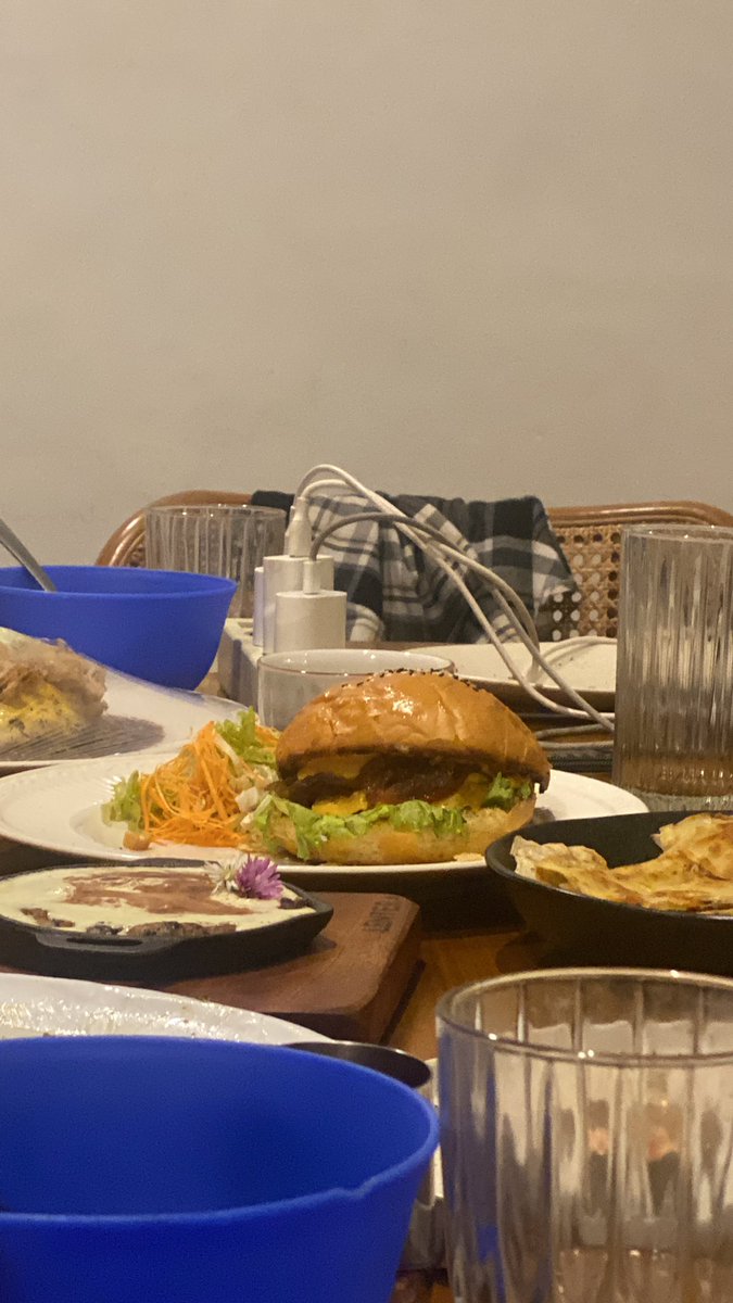 Kek menggoda ngelirik gitu