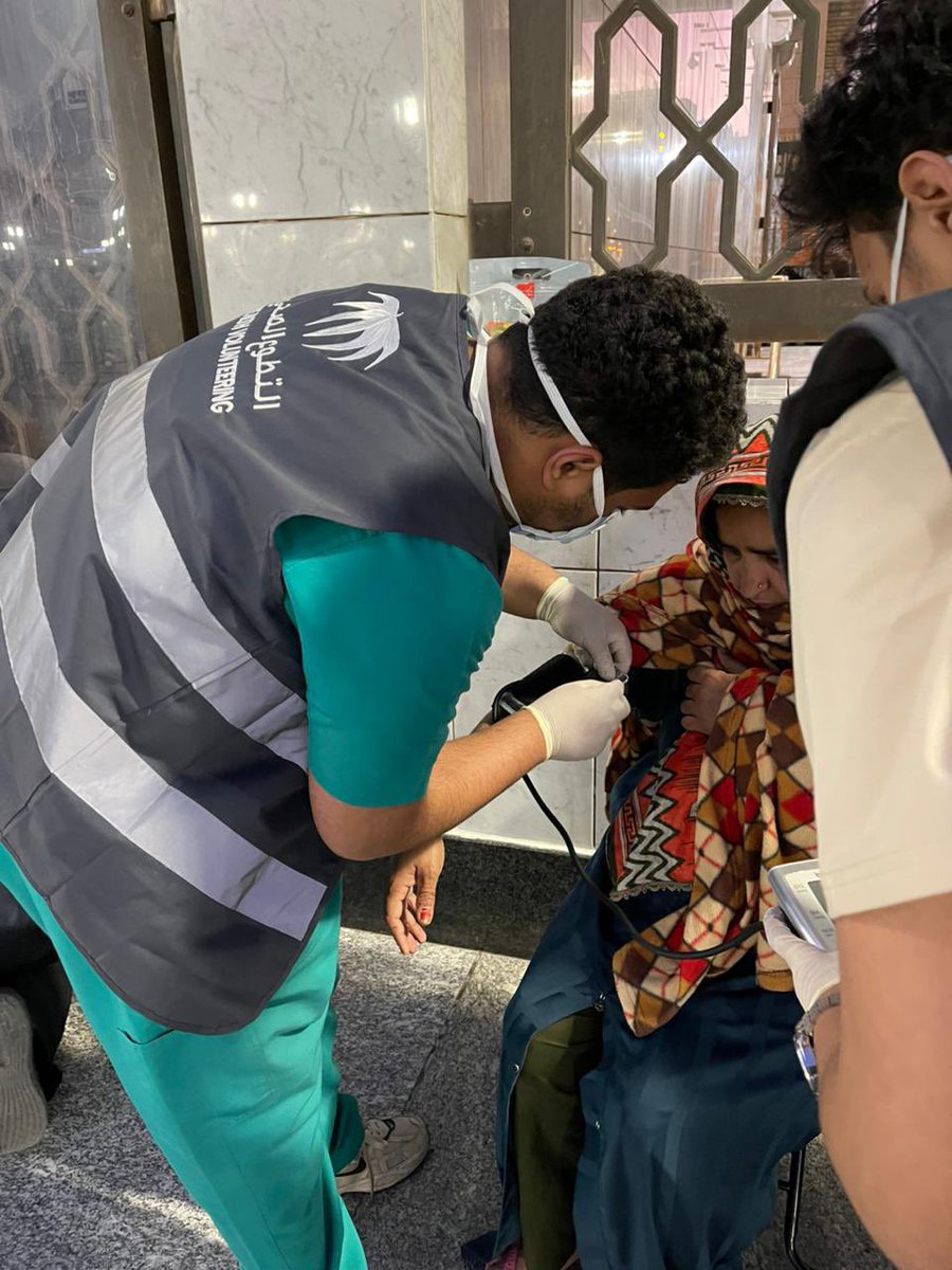 MOH_Madinah's tweet photo. تواصل فرق #التطوع_الصحي بفرع #وزارة_الصحة بمنطقة #المدينة_المنورة  تكثيف جهودها الميدانية في ساحات #المسجد_النبوي الشريف، لتقديم الرعاية الصحية العاجلة وضمان سلامة #ضيوف_الرحمن ضمن برنامج سواعد الصحة لشهر رمضان المبارك . https://t.co/Y1TS6xs32s