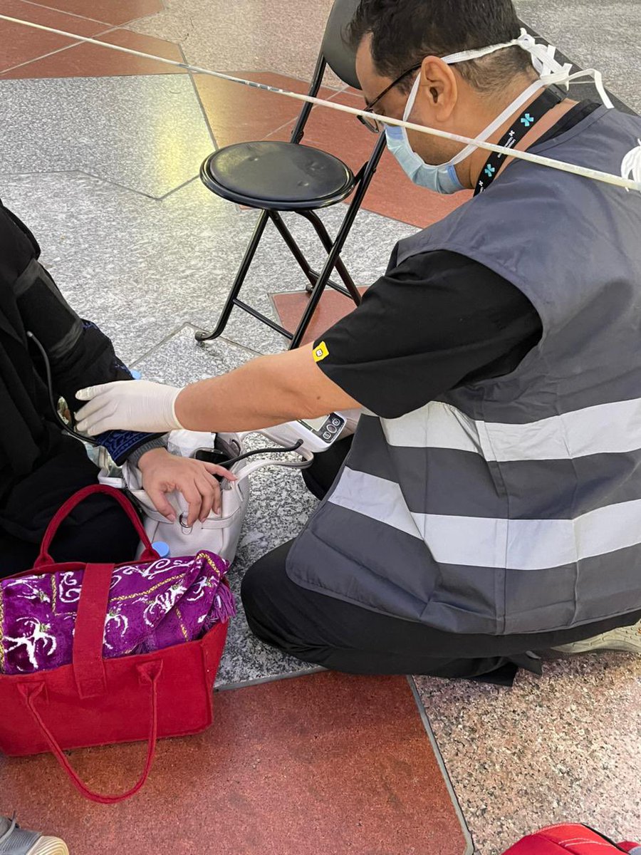 MOH_Madinah's tweet photo. تواصل فرق #التطوع_الصحي بفرع #وزارة_الصحة بمنطقة #المدينة_المنورة  تكثيف جهودها الميدانية في ساحات #المسجد_النبوي الشريف، لتقديم الرعاية الصحية العاجلة وضمان سلامة #ضيوف_الرحمن ضمن برنامج سواعد الصحة لشهر رمضان المبارك . https://t.co/Y1TS6xs32s