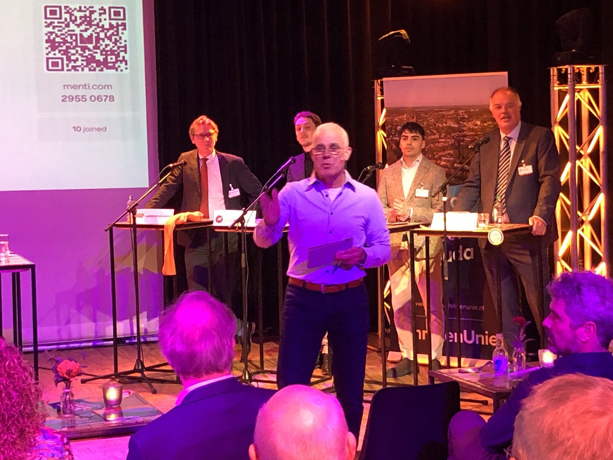 DitiszoGouds's tweet photo. Goed gevulde Theaterbakkerij bij ondernemersdebat met deelname van de meeste Goudse politieke partijen. https://t.co/4JPrP8htCl
