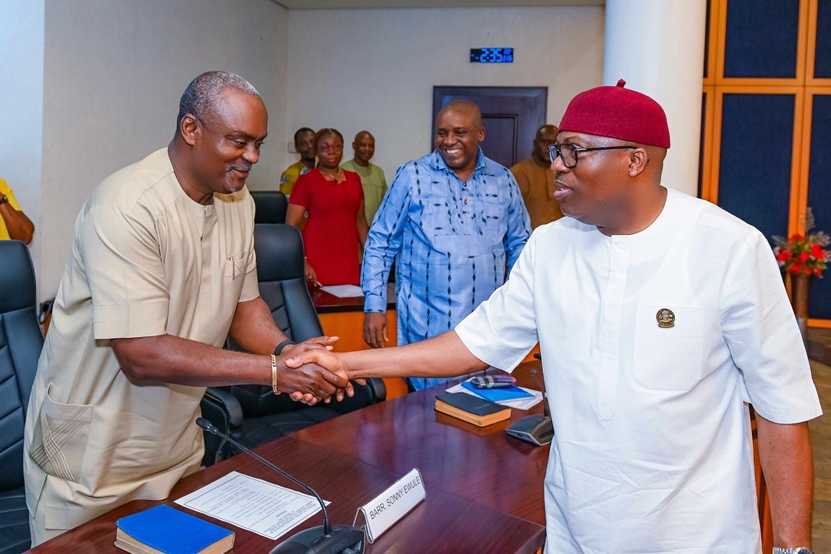 Tony_Ogbuagu's tweet photo. “You work directly under me as my aides , if you begin to hold meetings or involve yourself in nocturnal political activities, i will sack you”

Gov. Sim Fubara warns as he swears in the new Chief of Staff and Secretary to the State Government. https://t.co/OLu05InN3r