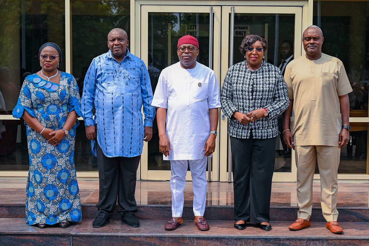 Tony_Ogbuagu's tweet photo. “You work directly under me as my aides , if you begin to hold meetings or involve yourself in nocturnal political activities, i will sack you”

Gov. Sim Fubara warns as he swears in the new Chief of Staff and Secretary to the State Government. https://t.co/OLu05InN3r