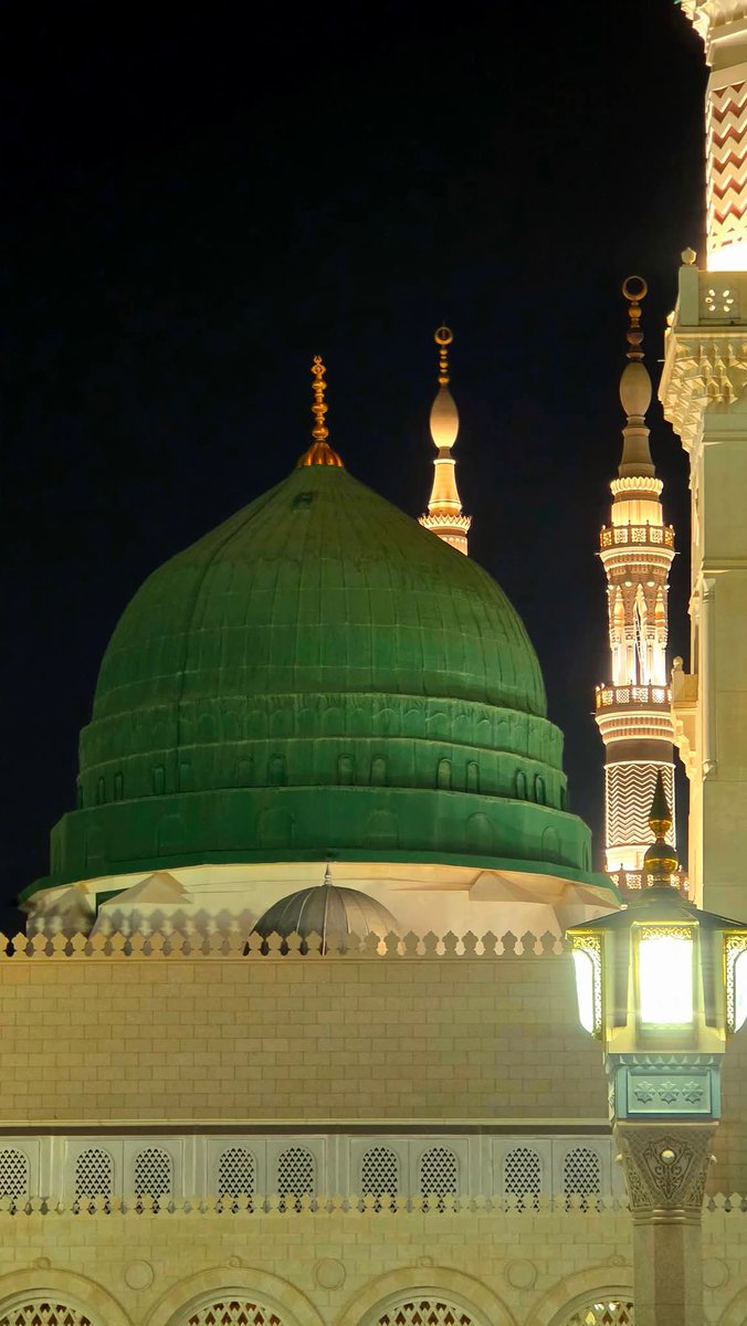 HS0fficial's tweet photo. مدینہ کی ایک صبح تھی اور بازار کی گلیاں خرید و فروخت سے گونج رہی تھیں۔ لوگ اپنی مصروفیات میں مشغول تھے۔ اسی دوران نبی کریم ﷺ تشریف لائے۔ آپ ﷺ نے دیکھا کہ ا��ک فقیر بھوکا اور پریشان بیٹھا ہے، ہاتھ پھیلا کر لوگوں سے مدد مانگ رہا تھا، مگر کسی نے اس کی طرف دھیان نہ دیا۔

آپ ﷺ نے اپنی سواری روک کر قدم پیچھے کیا اور نرمی سے فقیر کے پاس بیٹھے۔ فرمایا:
"کیا تمہیں کچھ کھانے کو ملے گا؟"

فقیر شرمندگی کے ساتھ بولا:
"نہیں، یا رسول اللہ! میں بھوکا ہوں۔"

آپ ﷺ نے اپنے صحابہ کرام رضی اللہ عنہم کی طرف اشارہ کیا اور فرمایا کہ جو کچھ بھی ہے، اسے فقیر کے ساتھ بانٹ دو۔ صحابہؓ نے اپنی چند روٹیاں اور کھانے کے ٹکڑے پیش کیے۔ آپ ﷺ نے خود بھی تھوڑا سا کھانا اس کے ہاتھ میں دیا۔

فقیر کی آنکھوں میں خوشی کے آنسو تھے۔ بازار کے لوگ بھی اس منظر کو دیکھ کر سکون اور حیرت محسوس کرنے لگے۔

یہ واقعہ ہمیں یہ سکھاتا ہے کہ انسانیت کی خدمت اور دوسروں کے دکھ میں شریک ہونا نہ صرف نیکی ہے بلکہ حقیقی اخلاق اور ایمان کی پہچان بھی ہے۔
