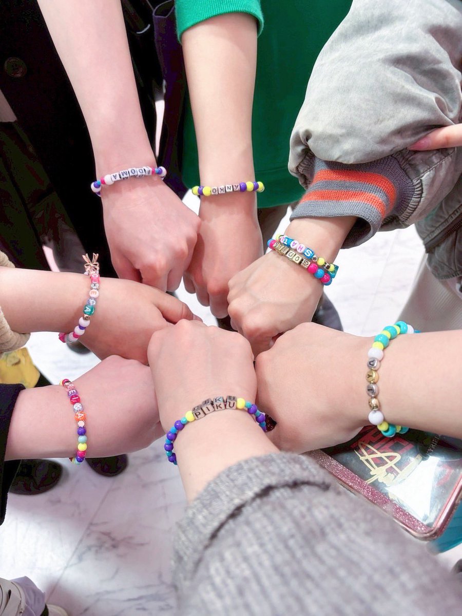 clarice25252's tweet photo. 毎年恒例みゅいさん2泊3日でした✨

今年は中々予定が合わず、来年はみんな集まれたらいいなぁ💭

プレ交でビーズアクセサリーセットを貰ったのでみんなに友情ブレスを作ったら
思っていたよりもみんな喜んでて草🌱

あとダウトは今後一切禁止です🈲
楽しかったぁ🥰
我等友情永久不滅
 #みゅーいすと https://t.co/bqrRzGFIpm