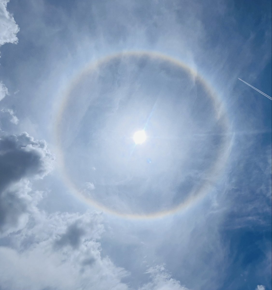 rodri2481's tweet photo. Hoy en Quito y por unos minutos, un halo solar que me ha dejado 🤯😍
#uio #quito https://t.co/EnqAaD42iU