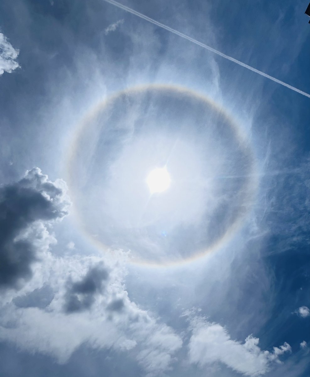 rodri2481's tweet photo. Hoy en Quito y por unos minutos, un halo solar que me ha dejado 🤯😍
#uio #quito https://t.co/EnqAaD42iU