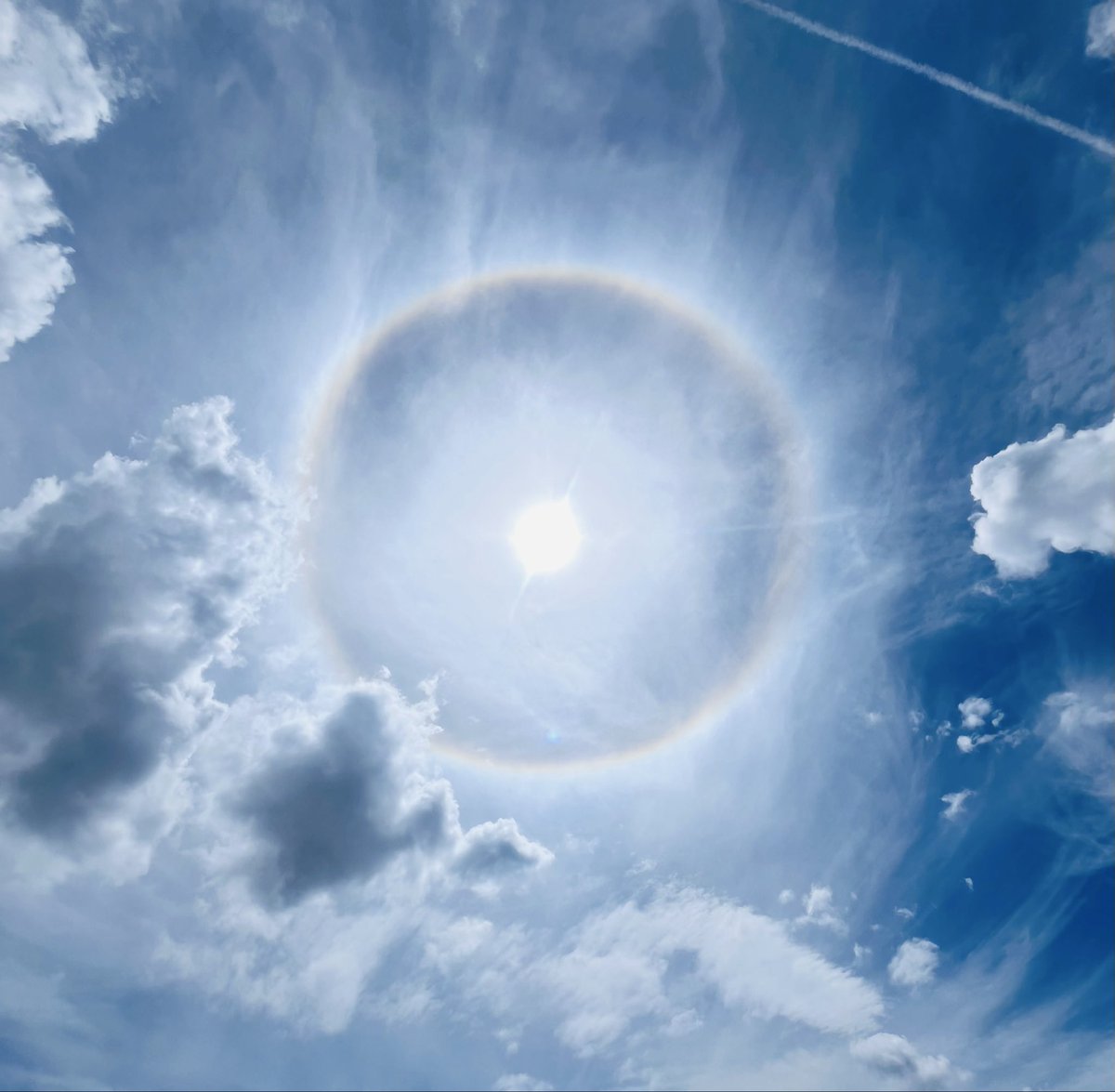 rodri2481's tweet photo. Hoy en Quito y por unos minutos, un halo solar que me ha dejado 🤯😍
#uio #quito https://t.co/EnqAaD42iU