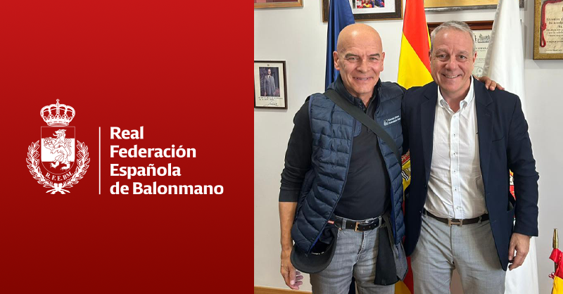 RFEBalonmano's tweet photo. 🔴 La @RFEBalonmano  refuerza la colaboración con la @AEBM_1996 para impulsar la formación de entrenadores

ℹ️ El presidente de la Real Federación Española de Balonmano, @blazquezbalonma, ha mantenido esta mañana una reunión de trabajo con José Julio Espina, presidente de la Asociación de Entrenadores de Balonmano (AEBM), con el objetivo de seguir avanzando en proyectos estratégicos destinados a fortalecer la formación continua de los entrenadores españoles, considerados referentes internacionales por su nivel metodológico y técnico

✍️ Lee la noticia completa 👉 https://t.co/7UMd0f8sAB

#️⃣ #Balonmano #Handball