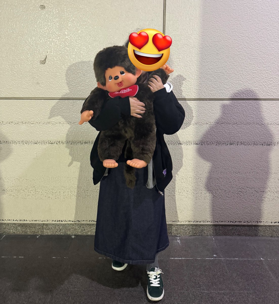 대왕 몬치치 크기 비교(?)를 위해 들고 새벽에... 마트(?) 주차장에서 찍어봄.. 내 키 166-7 쯔으음...