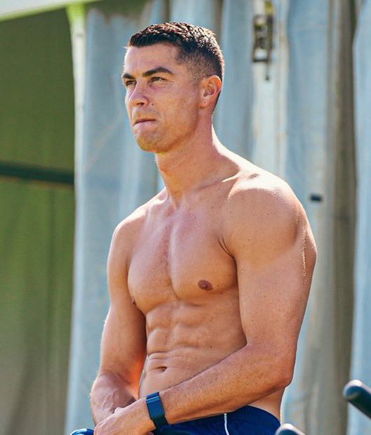 futtmais's tweet photo. Se um jogador de 16 anos começar sua carreira hoje, jogar até os 40 e marcar 40 gols por ano, ele aposenta com 960 gols.

E ele mesmo assim, teria menos gols que Cristiano Ronaldo.

Faltam 36 gols para o milésimo. Gênio. https://t.co/31vKx0c3PZ